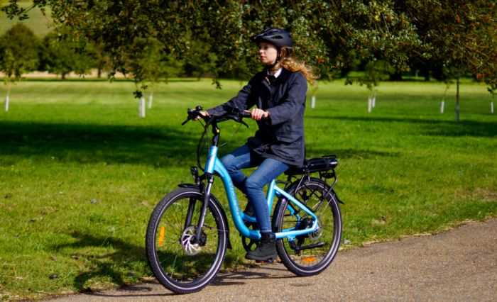 _DSC2299 Woman with black jacker riding on a blue wisper ebike